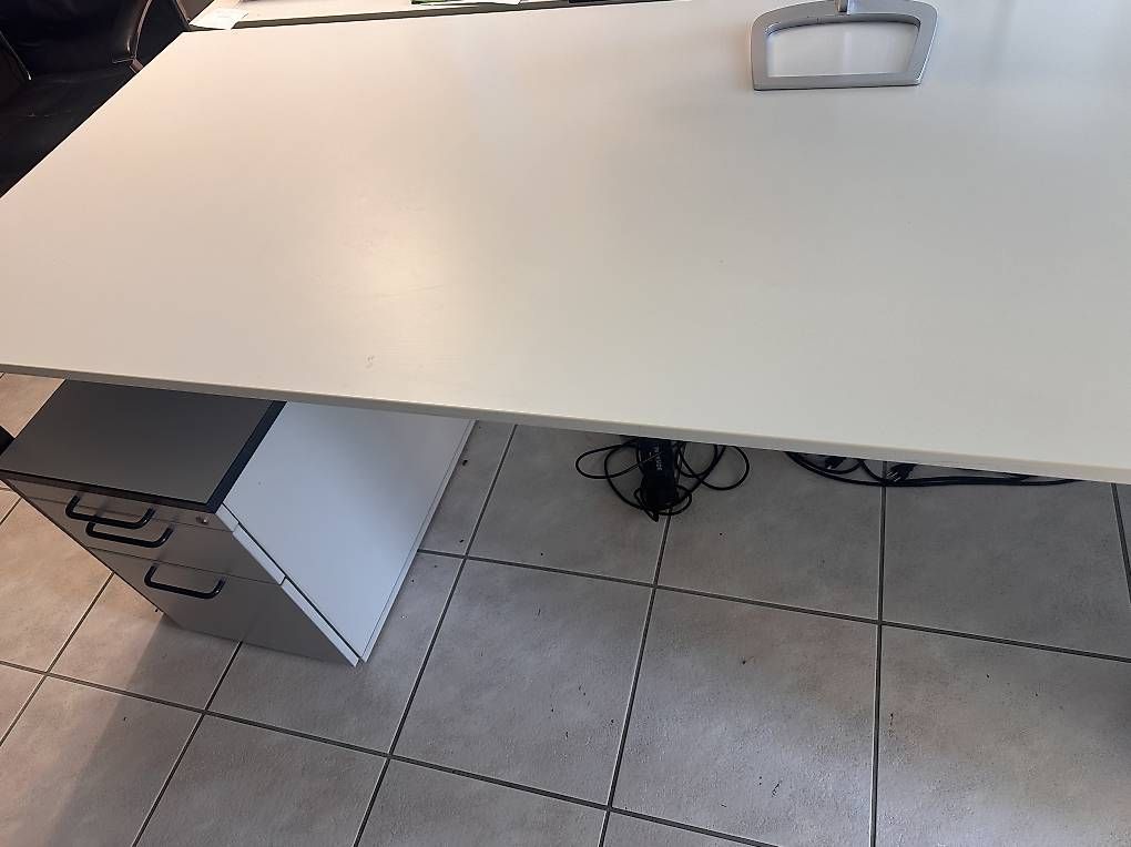 Scrivanie: Großer Bürotisch mit Rollcontainer – Usato da Luzern venduto da zdo_k59s 2