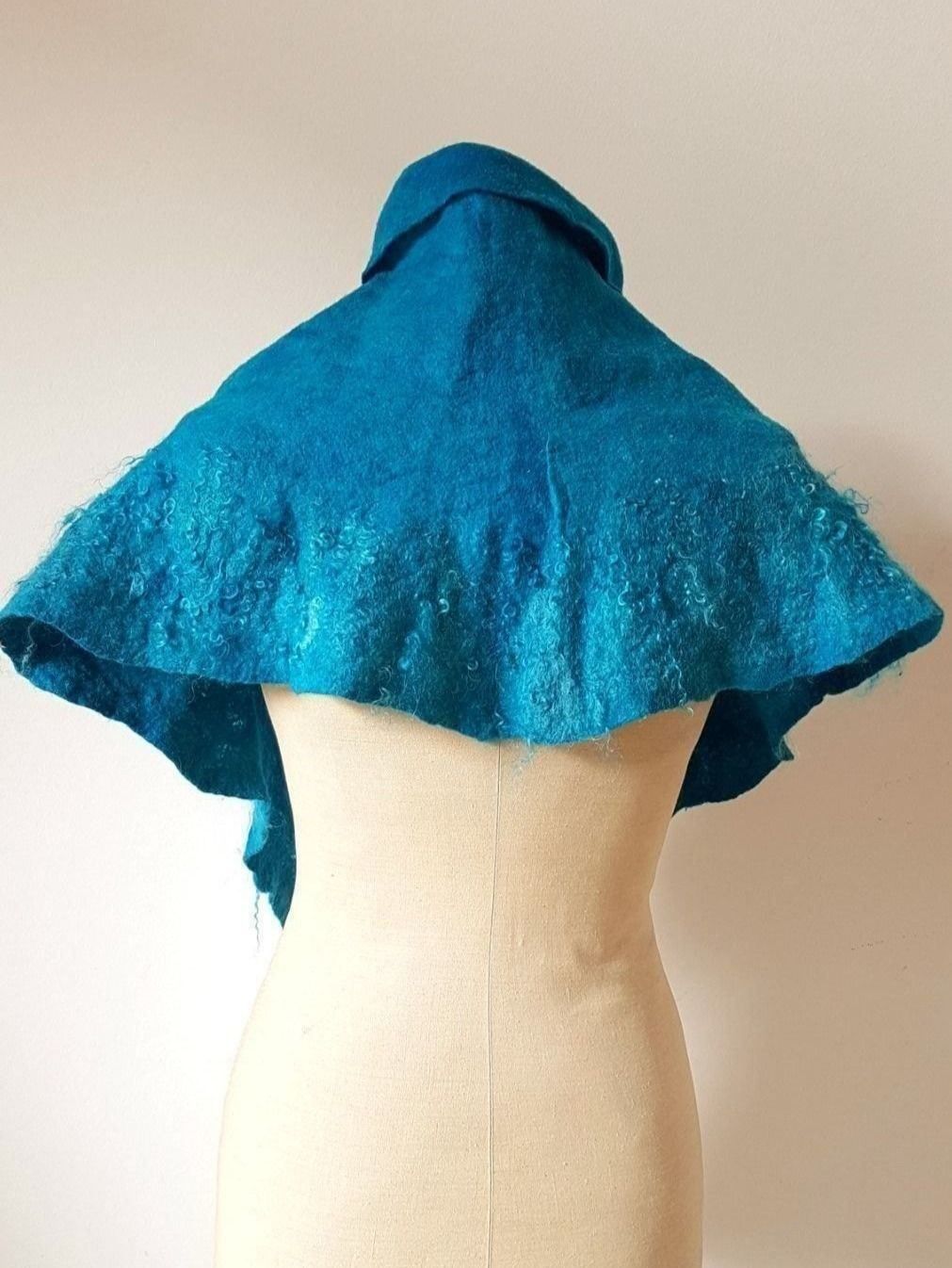 Altro in  Abbigliamento & Accessori: Petite cape faite à la main neuve – Nuovo (secondo la descrizione) da Goumoens-le-Jux venduto da Zazu18 3