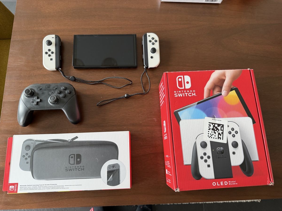 Nintendo Konsolen: Nintendo Switch OLED Model with Accessories – Gebraucht aus Carouge GE von Stomp