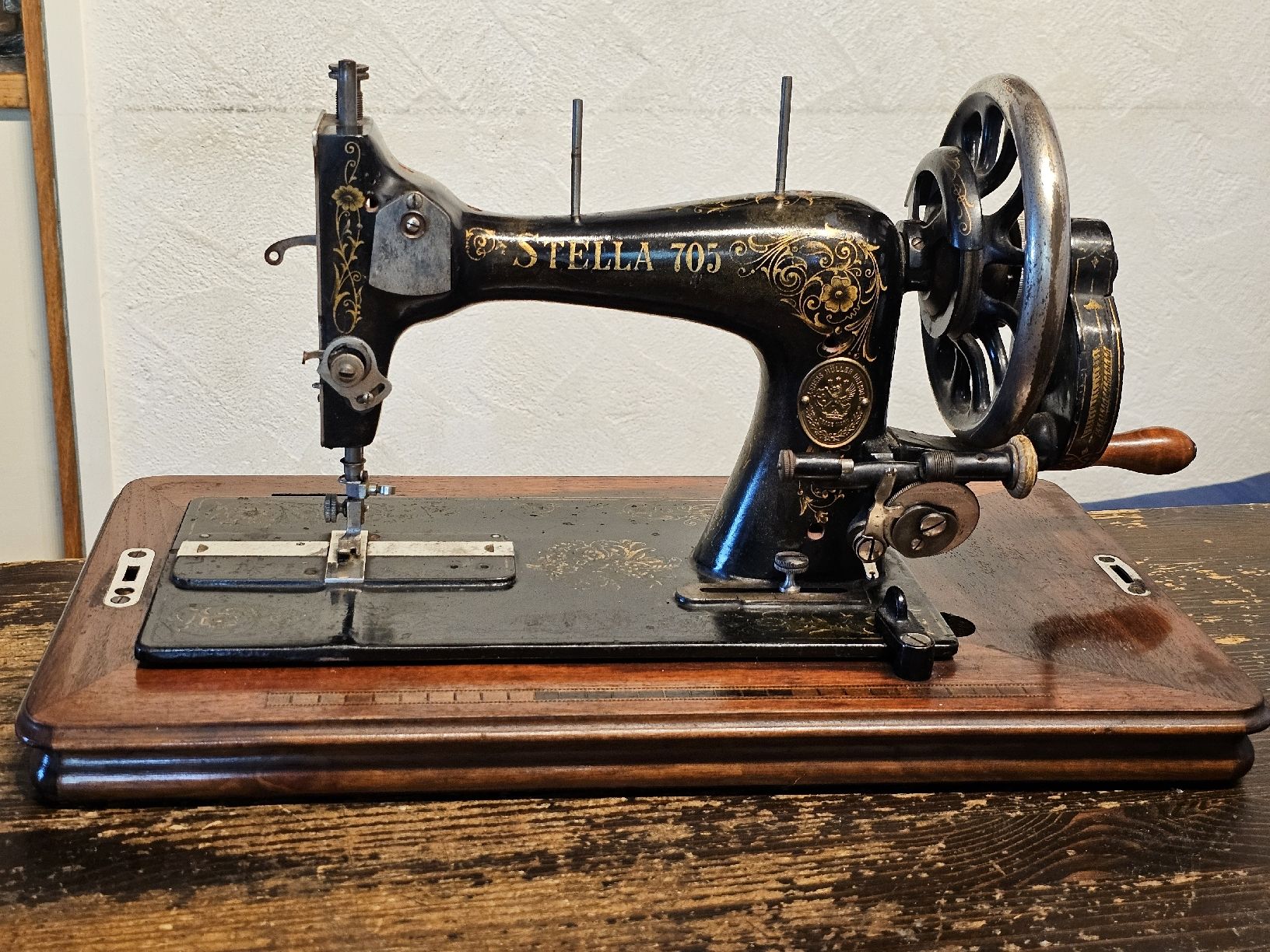 Machines à coudre: Antike Stella 705 Nähmaschine  – Défectueux à Meisterschwanden par Hummer21