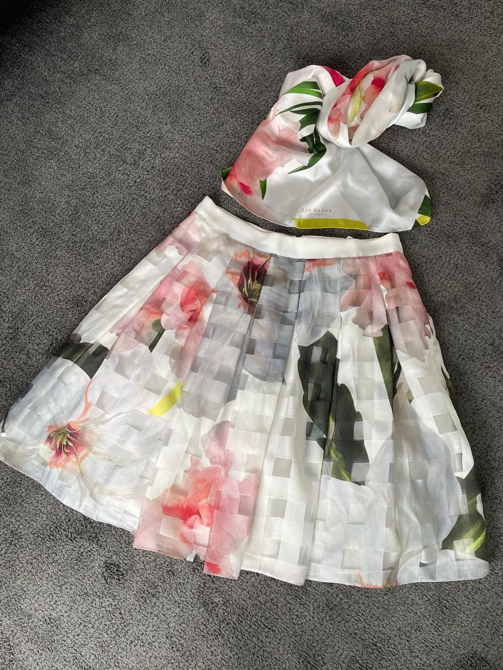 Ted Baker Gonne: Ted Baker Rock mit Top, Blumenmuster, Grösse 38 – Usato da Bern venduto da B-RT