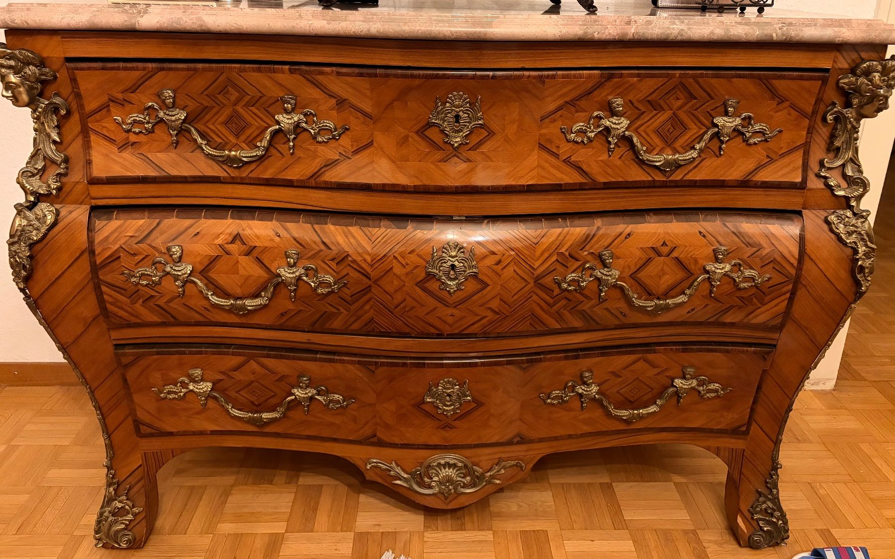Cassettiere: Magnifique commode Louis XV marbre beige dessus – Usato da Genève venduto da location01