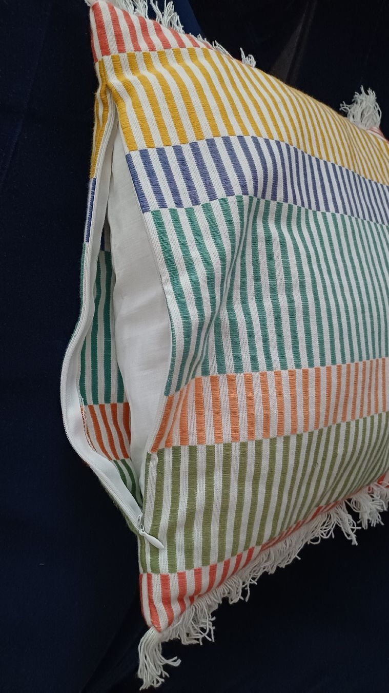 Maisons du monde Kissen: Coussin multicolore à franges – Gebraucht aus Genève von njia 2
