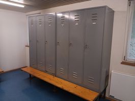 Garderobenschrank Lista 6fach mit Untergestell und Bänkli