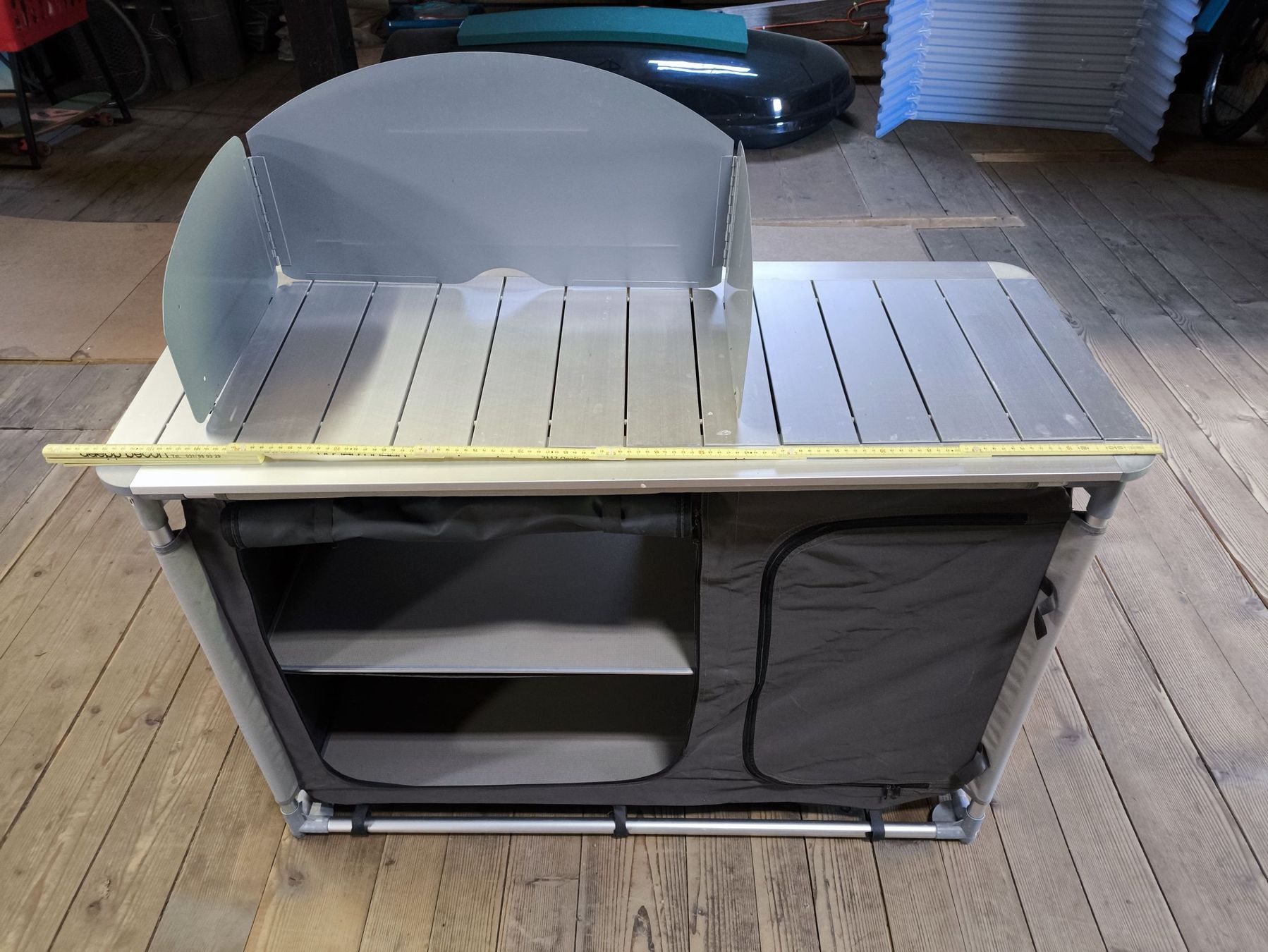 Tavoli: Campingkochtisch, Aluminium Tisch mit Windschutz – Usato da Trub venduto da RoshiMuten