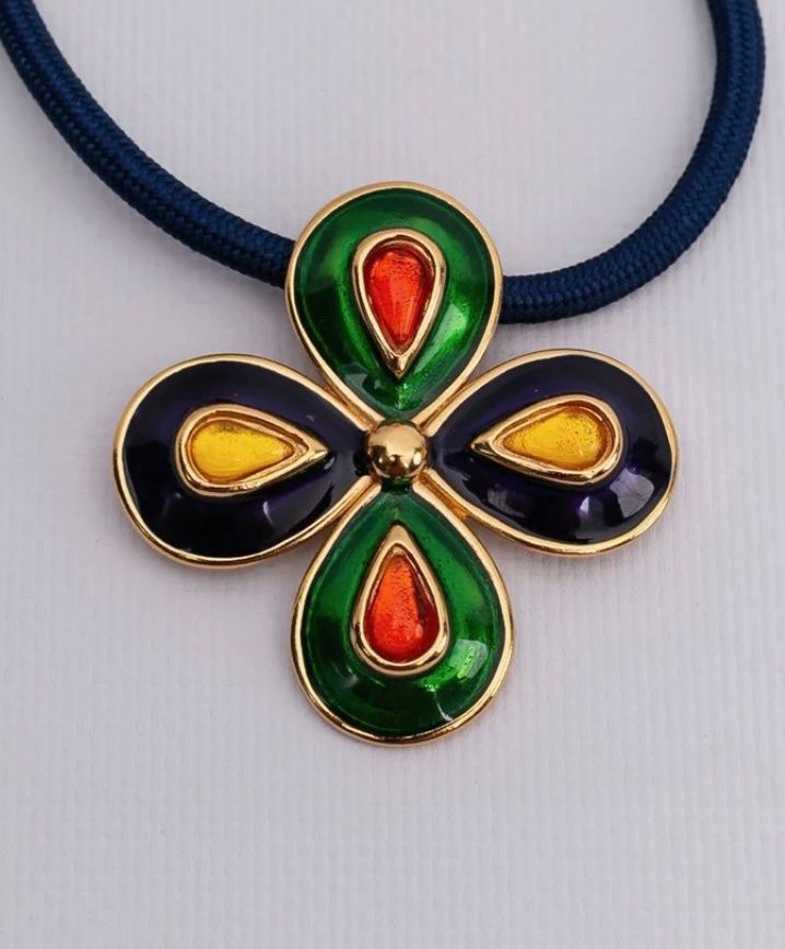 Saint Laurent Catenine: Collier pendentif émaillé Yves Saint Laurent – Usato da Montreux venduto da Perledor 5