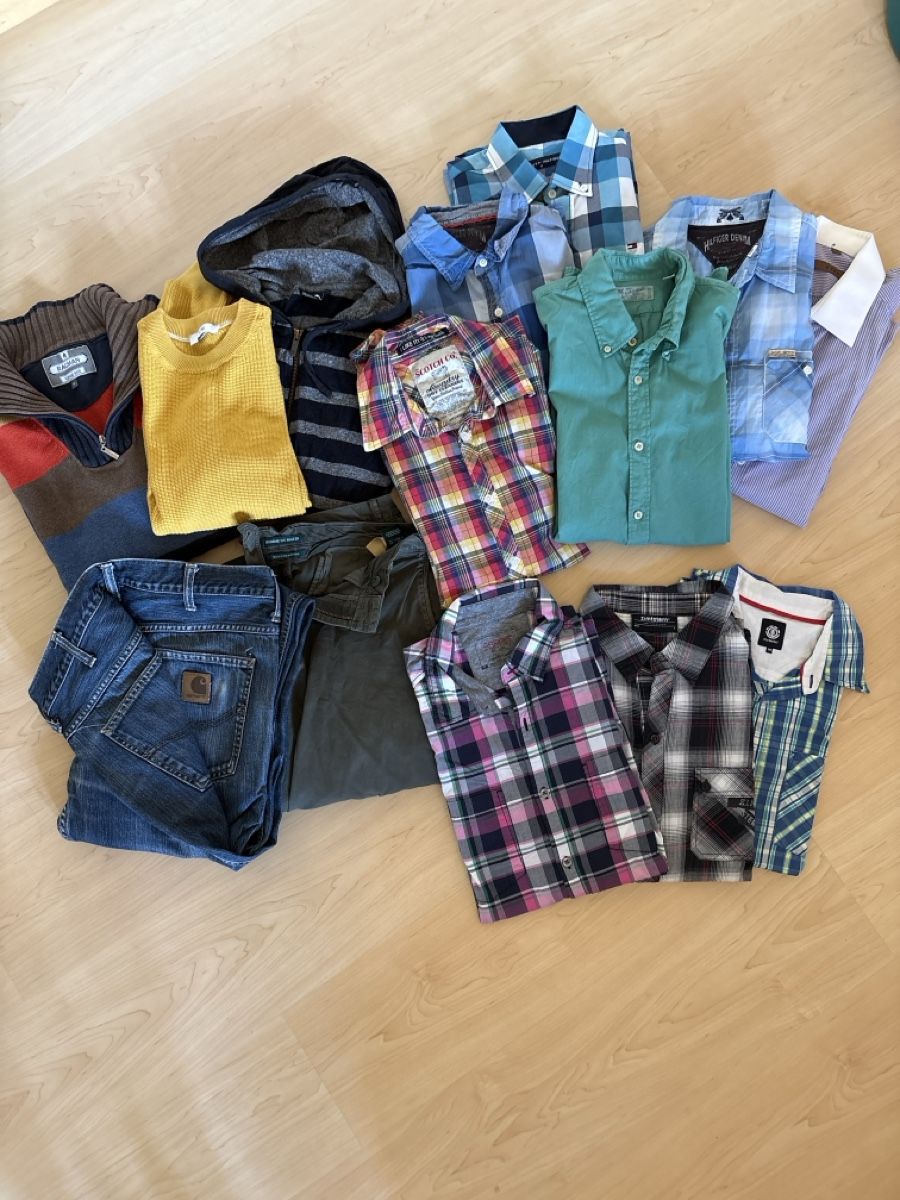 Lots de vêtements: Riesiges Kleiderpacket Grösse M – D'occasion à Samstagern par Dufman