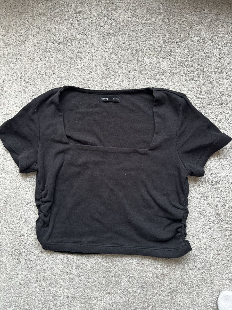 Top: Sinsay Black crop Neck Top - S – Usato da Thalwil venduto da klaudiamusiol