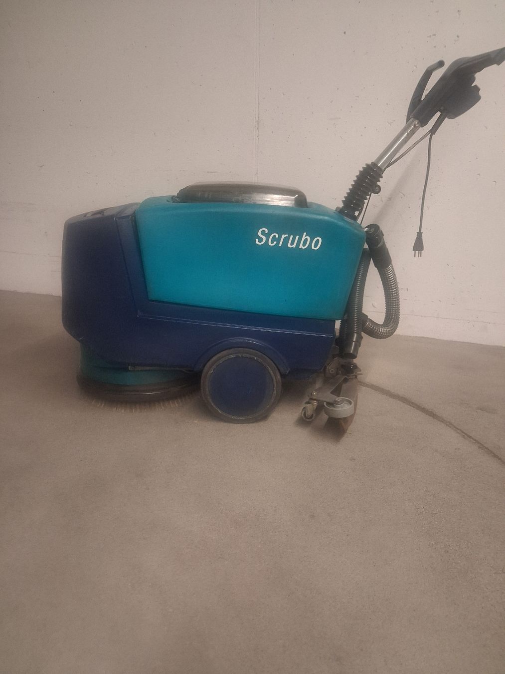 Wetrok Tutte le macchine: scheuersaugmaschine  wetrok  scrubo  E 230-240 v – Usato da Wohlen AG venduto da ang_xy8w