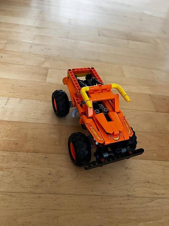Spielzeuge: Oranger Lego Technik Monstertruck – Gebraucht aus Männedorf von livingdream