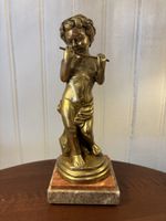 Messingfigur Putto mit Flöte auf Marmorsockel antik