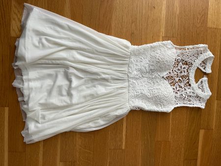 Kleid weiss mit Spitze und Reissverschluss hinten