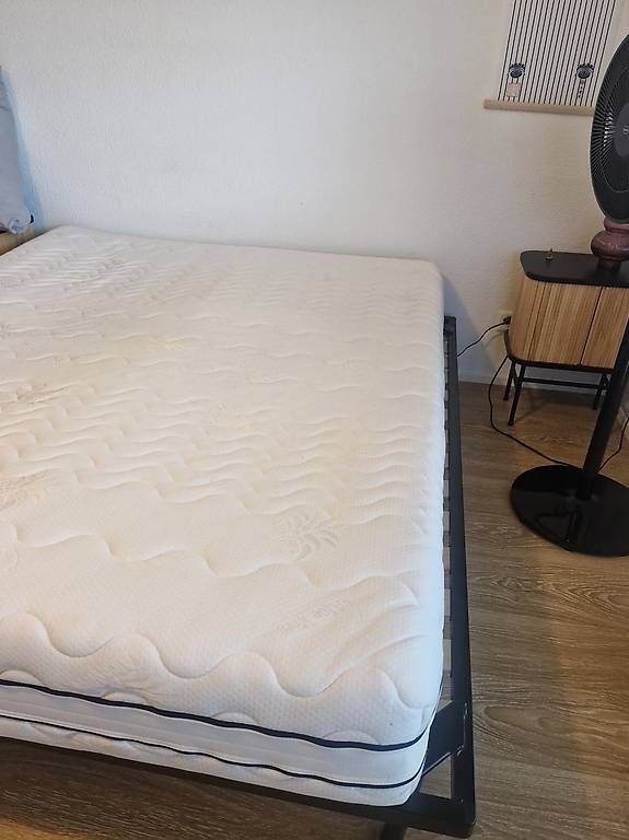 Lits: Double mattress & bed frame - Doppelbett & Lattenrost – D'occasion à Zürich par ari_6d2y 4