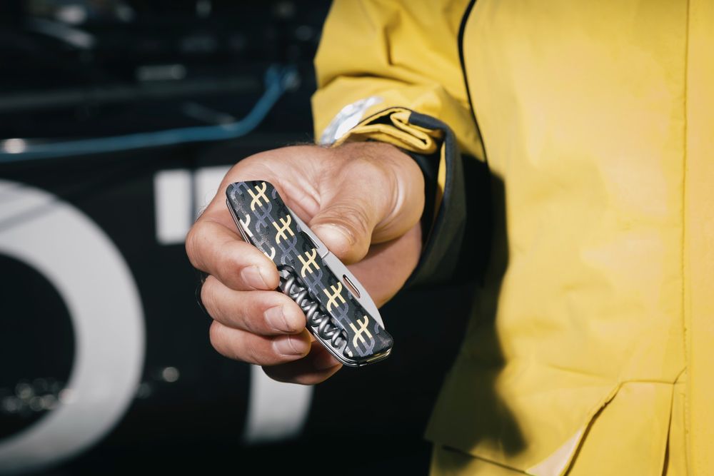 Couteau Swiza « Alan Roura x Hublot Sailing Team » dédicacé 1