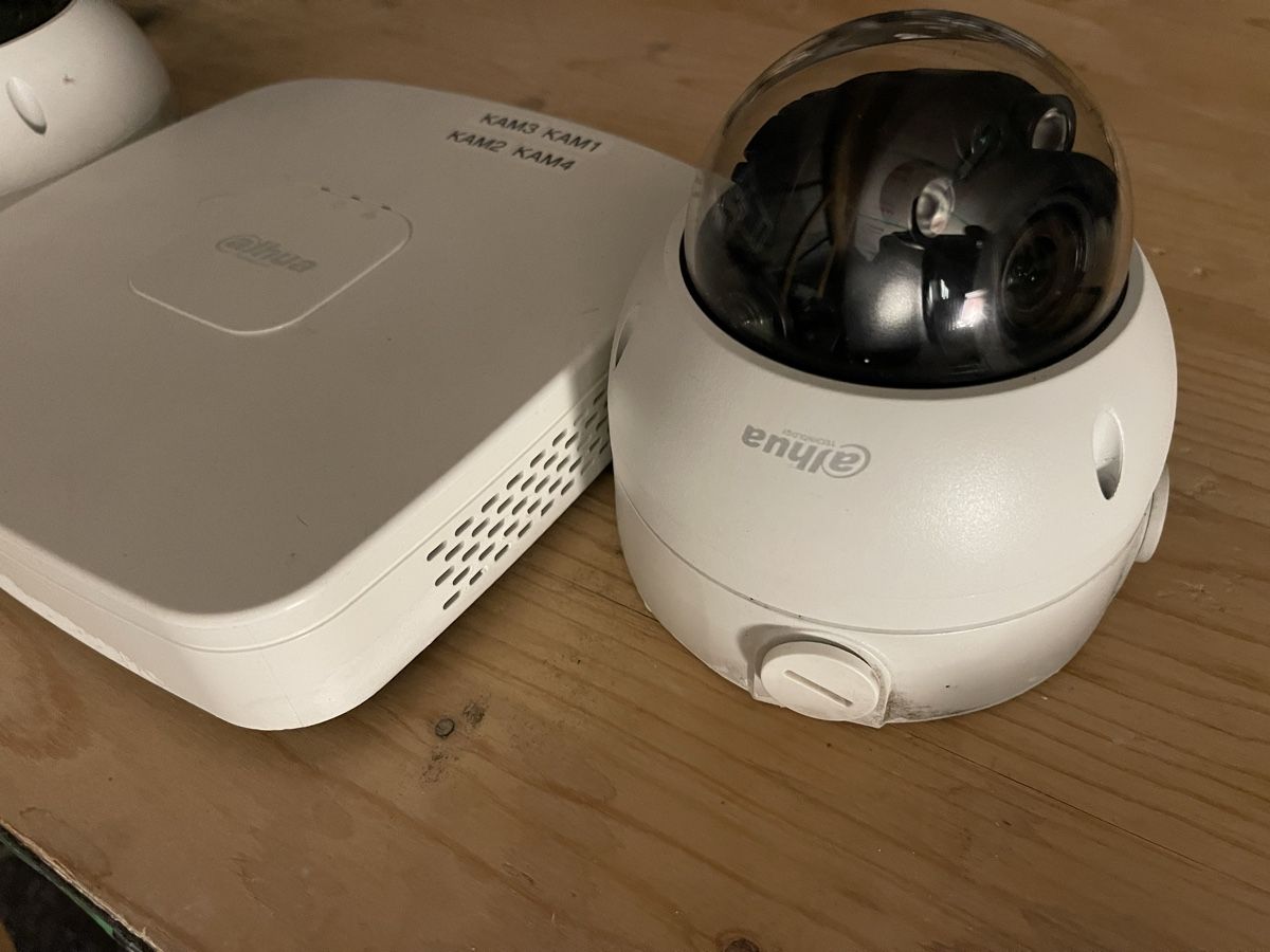 Videocamere: 2 Caméra Dahua mit DVR 2TB – Usato da Bottmingen venduto da ale3829 2