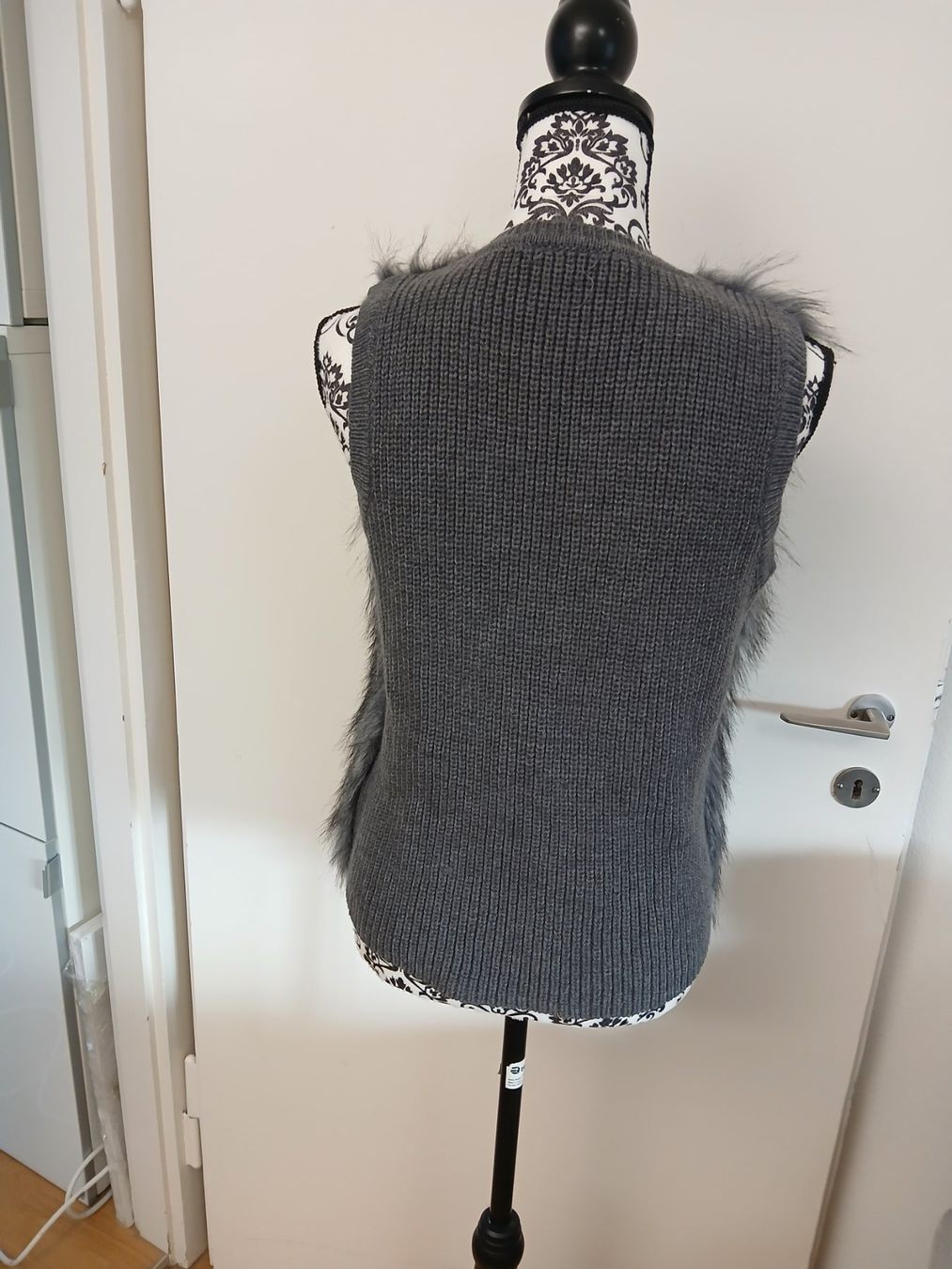 Gilet & Giacche senza maniche: Kuschelige Winter-Fellweste Gr. S grau – Nuovo (secondo la descrizione) da Glattbrugg venduto da fin_66d8 3