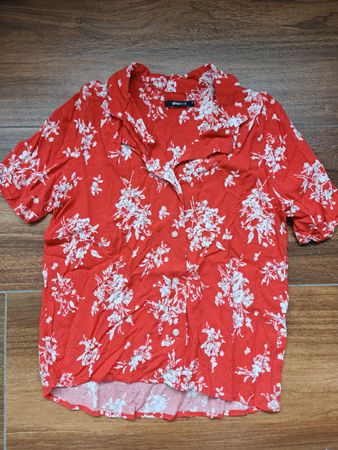 Süsses rotes Blumenhemd Gina Tricot Kurzarm Gr. 36