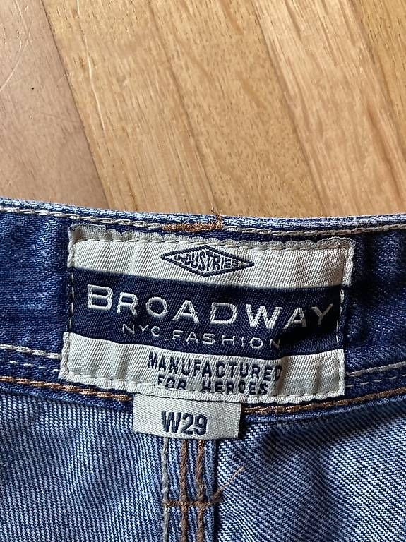 Broadway NYC Fashion Jeans: Jeans Shorts Broadway – Nuovo (secondo la descrizione) da Hämikon venduto da autiva 2