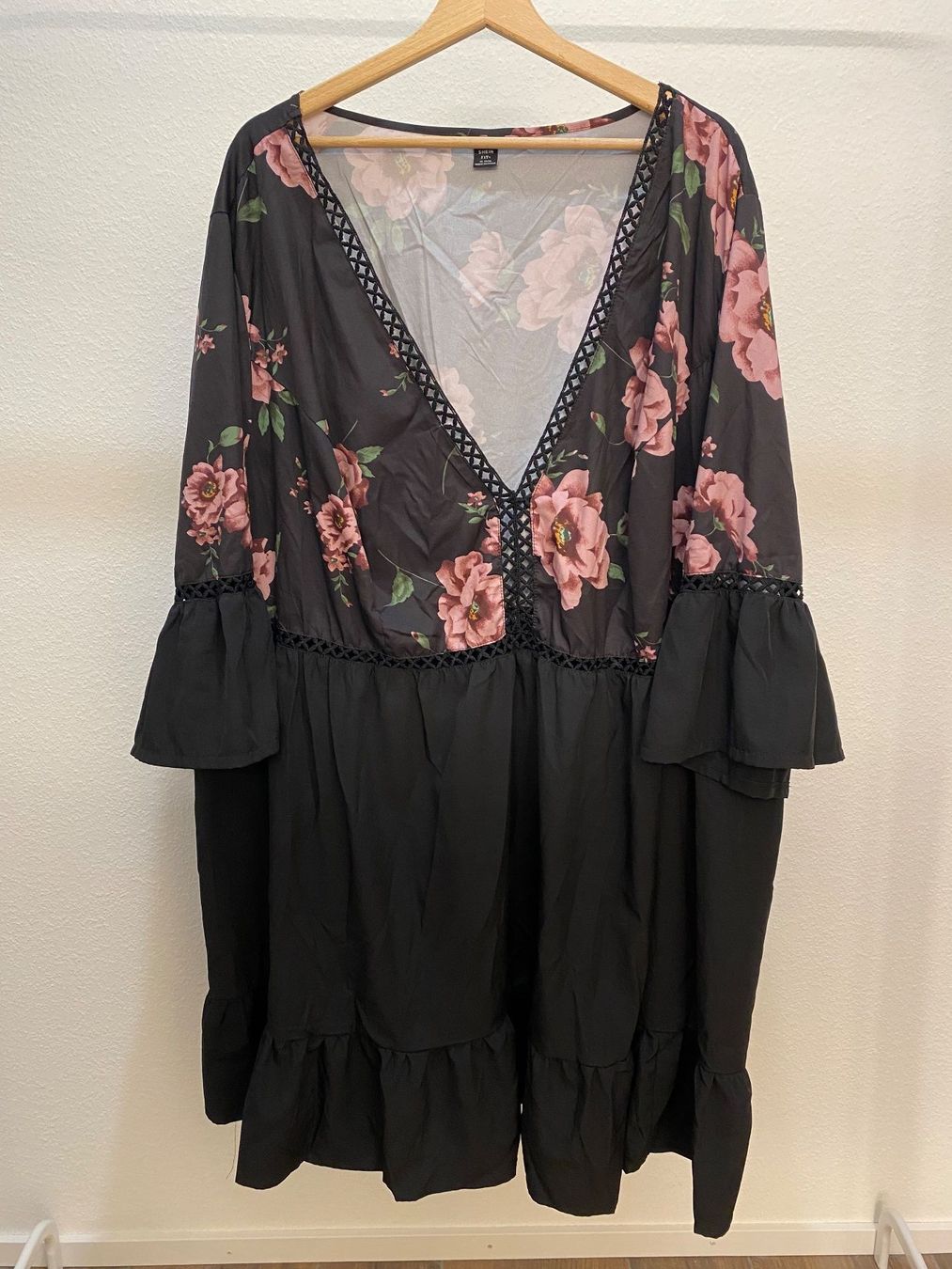 Shein Kleider: Blumenkleid schwarz / rosa Gr. 56 / 58 / 60 – Gebraucht aus Pratteln von a23_j2gs
