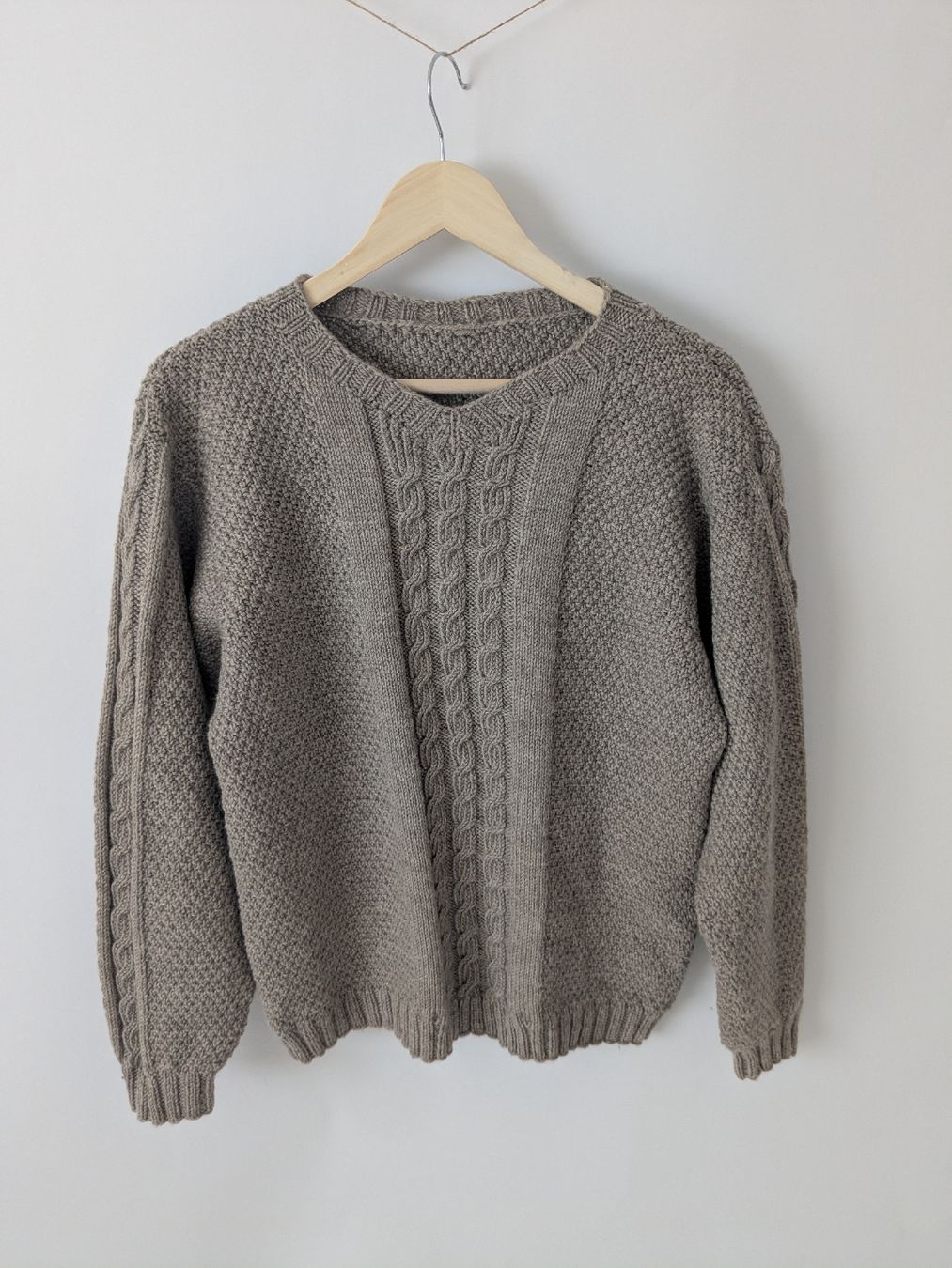 Pulls & Sweat-shirts: Strickpullover beige Zopfmuster, M  – D'occasion à Rorschach par olg_5qq2 1