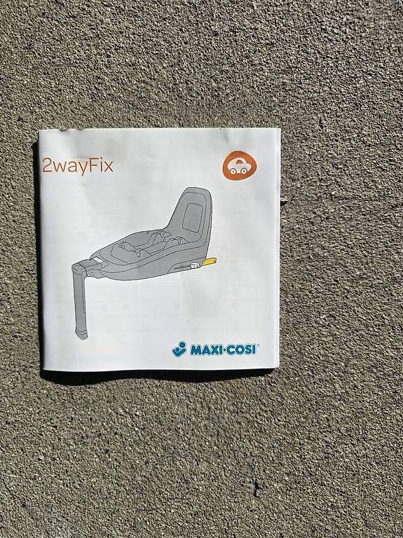 Seggiolini per auto: Maxi-Cosi Babyschale mit 2wayFix Station – Usato da Adliswil venduto da JPAZ