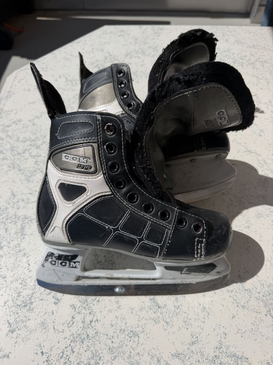 Ccm Pattini da ghiaccio: CCM Schlittschuhe, Grösse 33 – Usato da Bülach venduto da VP7773