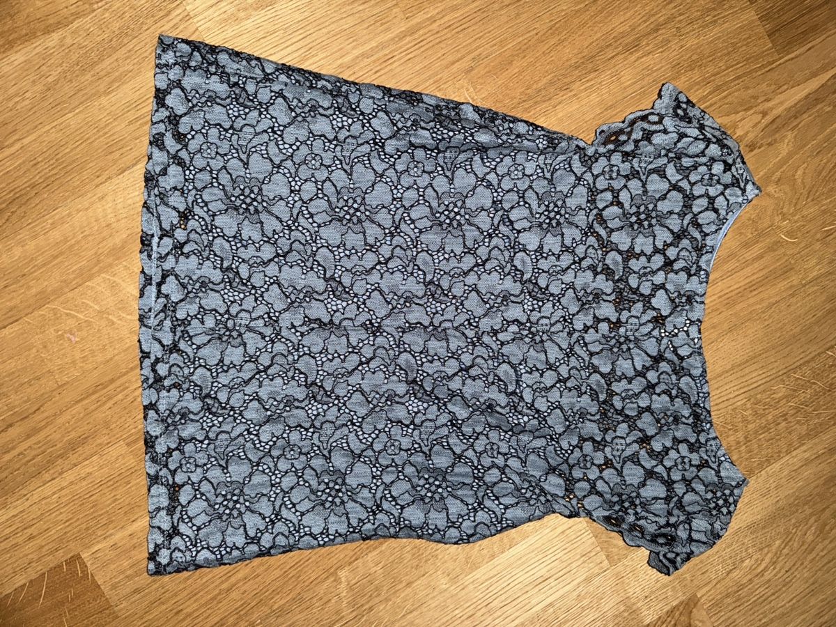 H&M Top: H&M Spitzen-Shirt, hellblau/schwarz,  Gr. S – Usato da Zürich venduto da szityu 2