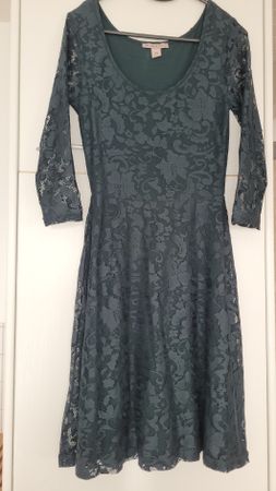 Kleid Anna Field dunkelgrün mit Spitze