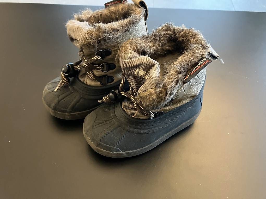 Scarpe per ragazzi: Bottes de neige isolées  – Usato da Vandoeuvres venduto da ann_lq5h