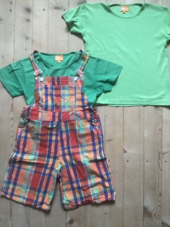 Karrierte Latzhose Shorts Gr. 152 + 2 T-Shirts