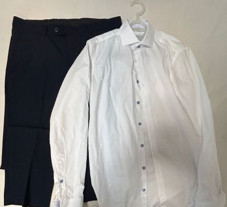 Weisses Hemd mit passender dunkelblauer Anzugshose