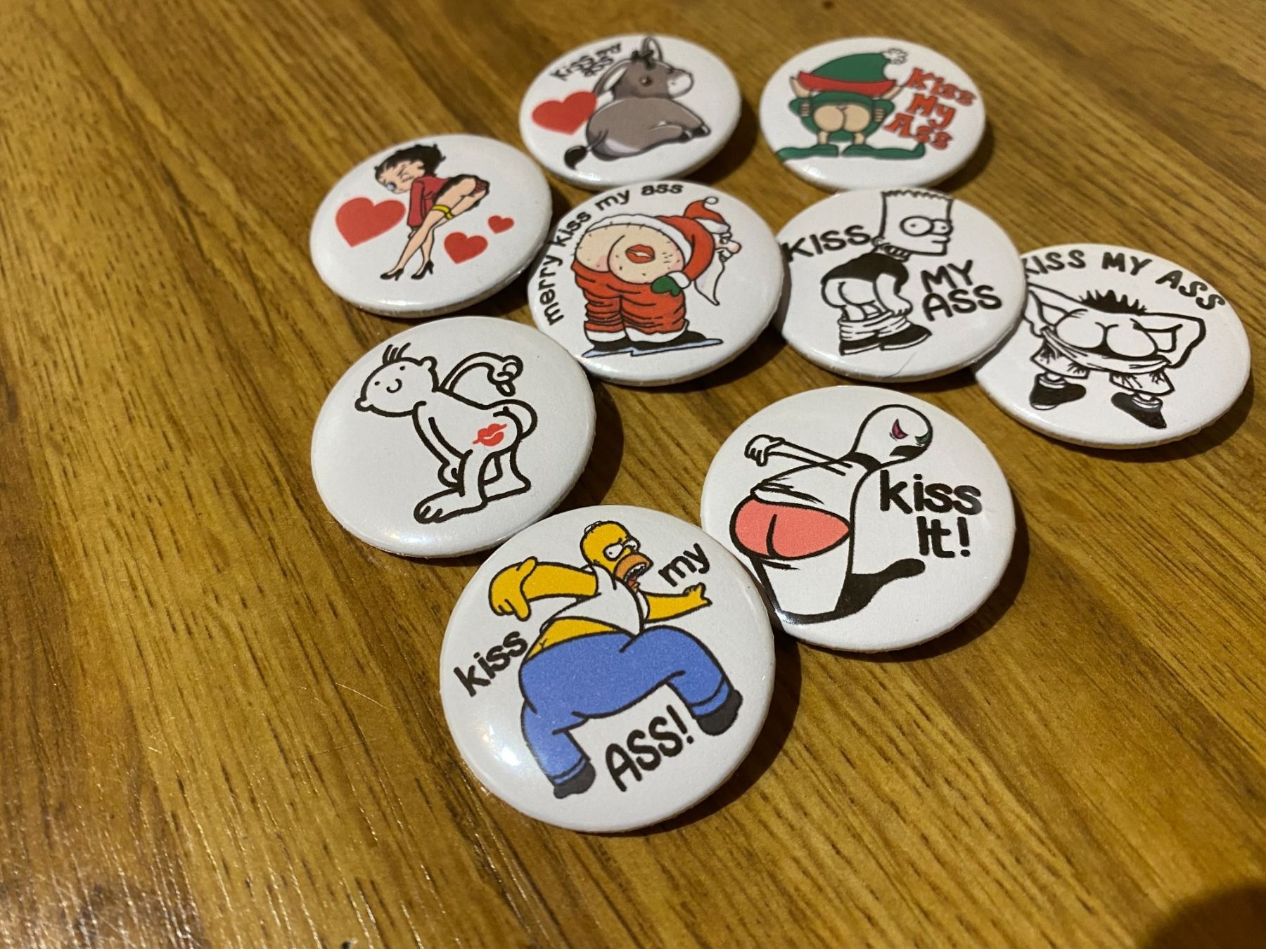 Calamite: Kiss My Ass PIn Anstecker – Nuovo (secondo la descrizione) da Basel venduto da VinylLover68 1