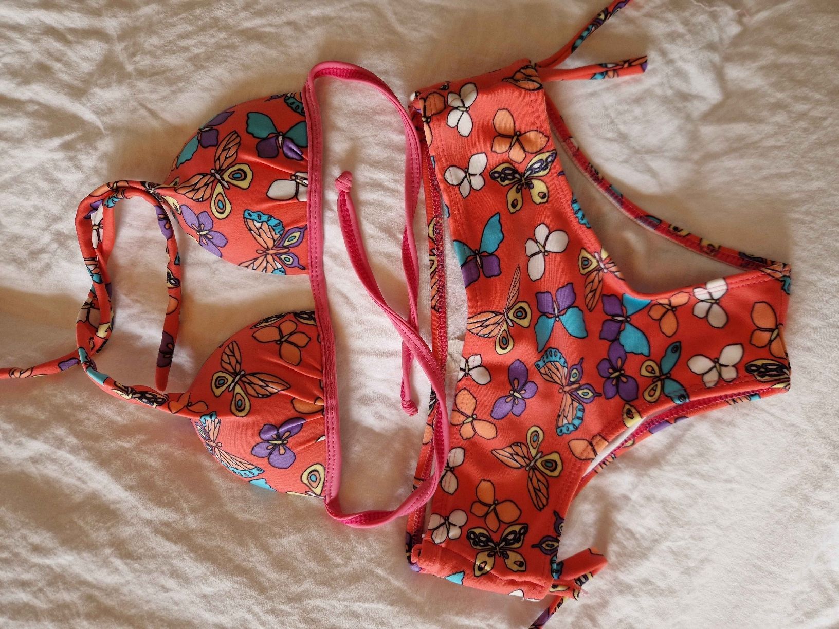 Badekleider & Bikinis: Sommerlicher Bikini mit Schmetterlingsmuster, Grösse 128 – Gebraucht aus Gwatt (Thun) von Letzte-Chance-III