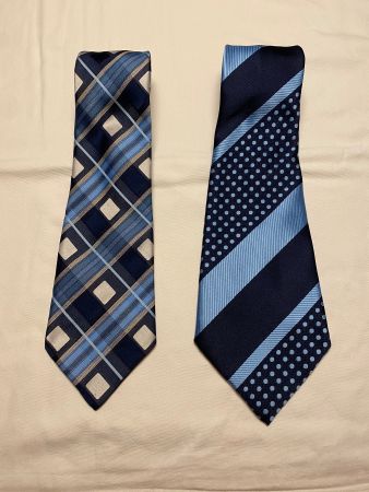 2 blaue Krawatten
