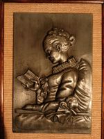 tableau de femme qui lit  en métal
