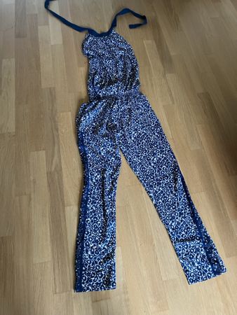 Sommerlicher Jumpsuit mit blauem Muster, Grösse M/L