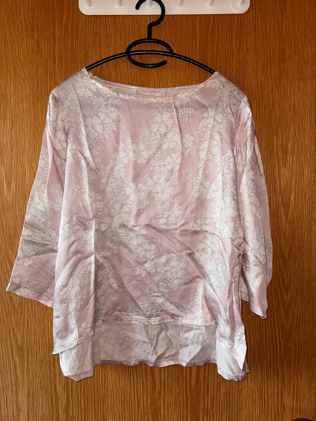 Blusen: Glänzende rosa Bluse mit floralem Muster Gr. S – Gebraucht aus Grosswangen von second_hand_dress 1