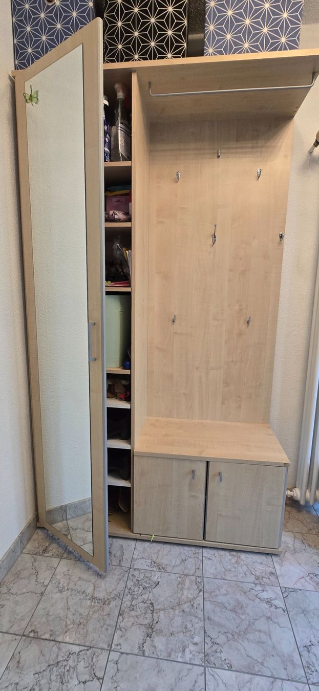Garderobe mit Spiegel, viel Stauraum, Top Zustand! (Gebraucht) in nürensdorf für CHF 80 – nur Abholung auf Ricardo kaufen