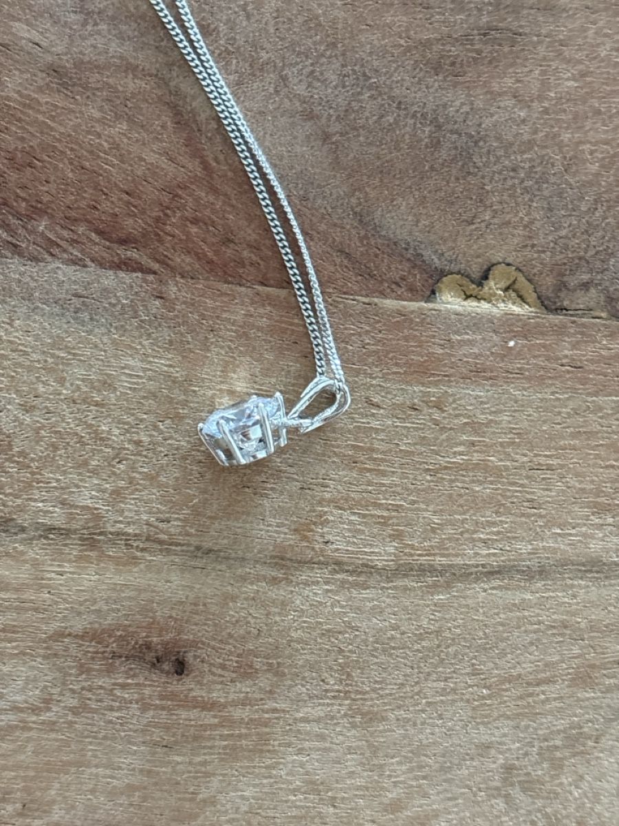 Colliers: Silver chain with pendant used condition – Neuf (Voir description) à Zürich par sve_p2cg 3