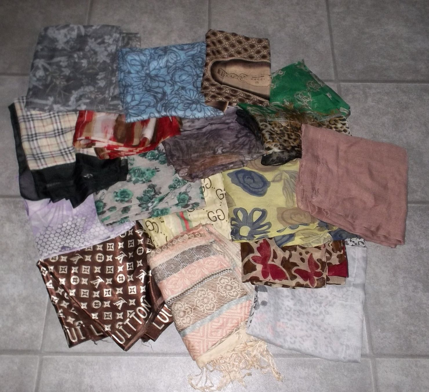 Foulards, Tücher & Schals: 16 verschiedene Foulards – Gebraucht aus Kaltbrunn von Cindy99