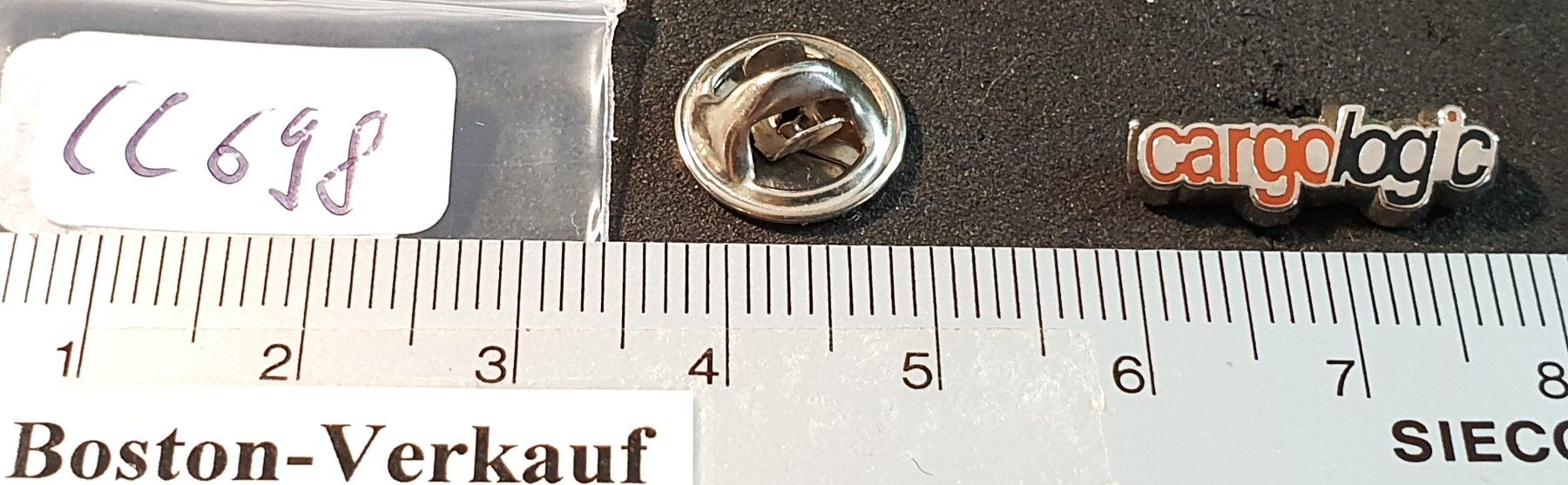 Swissair Placchette & Badge: CC698 - Pin cargologic Swissair Swiss oder so... – Usato da Reinach BL venduto da Boston-Verkauf 1