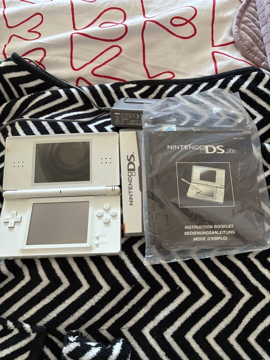 Nintendo Console: Console Nintendo DS Lite blanche avec jeu Anno 1701 – Usato da St-Légier-Chiésaz venduto da MarionMassard
