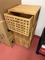 Holzschrank mit Schubladen und Rollen