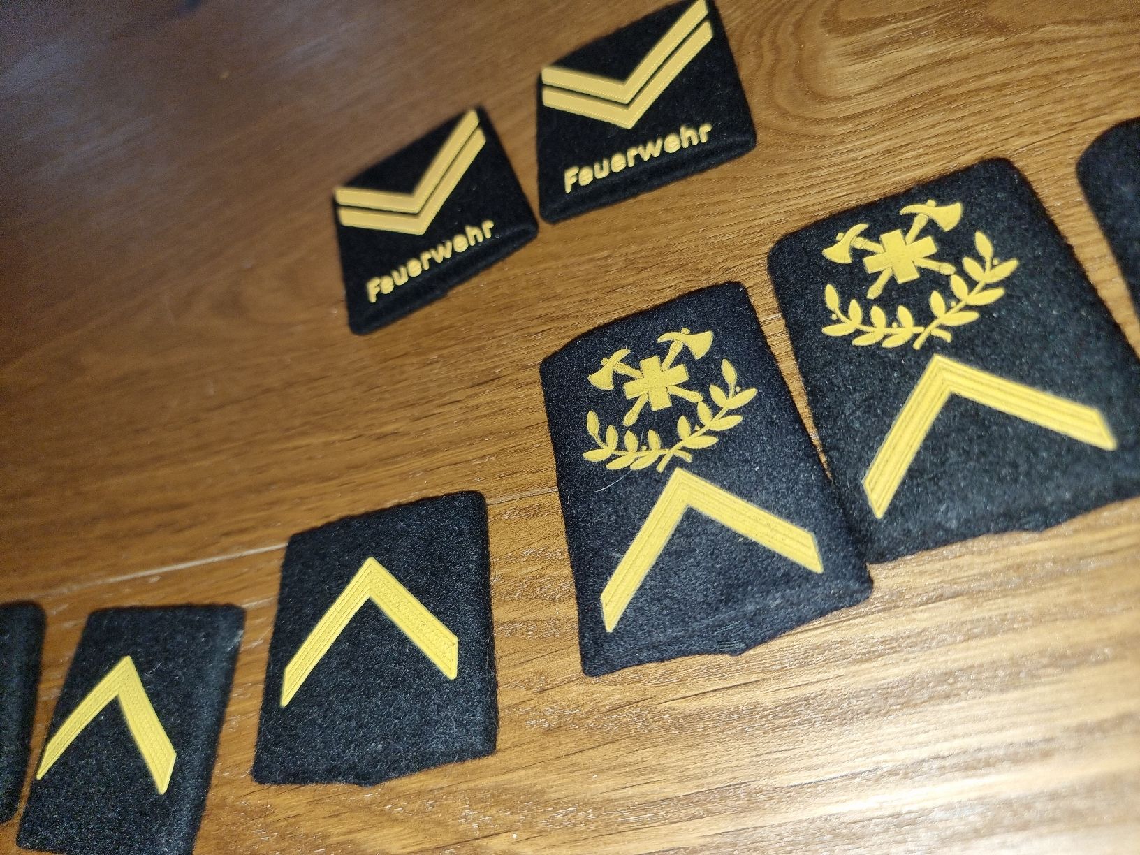 Uniformi: Feuerwehr Abeichen Schulterschlaufen, Rangabzeichen  Patten – Usato da Aarburg venduto da 11866 1