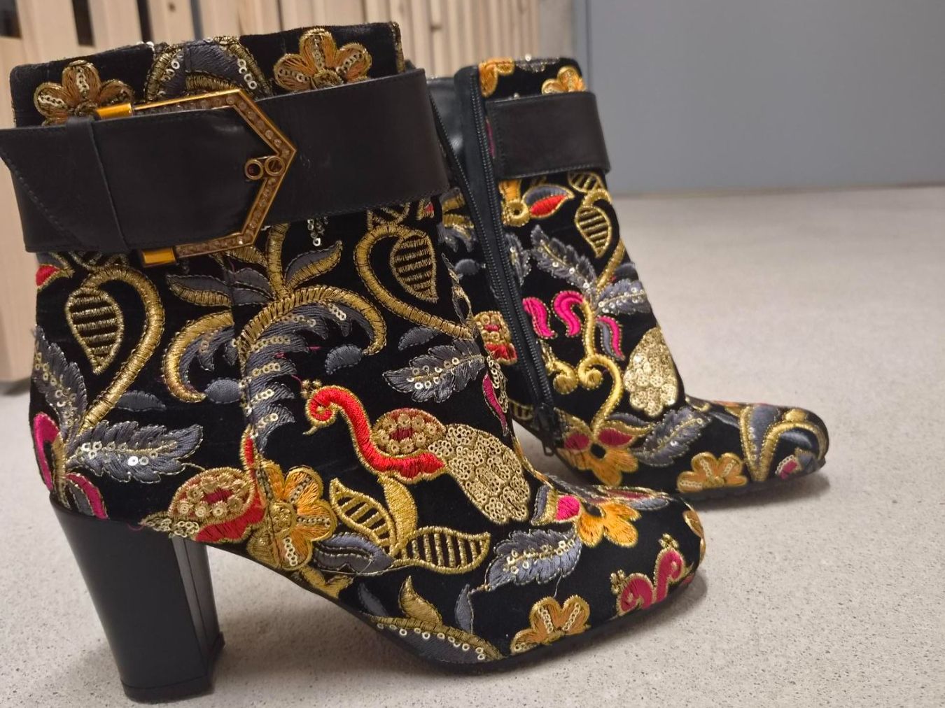 Scarpe da donna: Rebecca Sanver Embroidered Boots Gr. 40 – Usato da Davos Dorf venduto da dil_wkq9