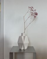 Blumenvase — weiss, kubistisch