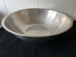 Löcherbecken aus Chromstahl. Ohne Griffe