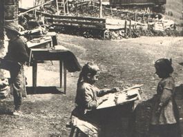 Spitzenklöpplerin in Walliser Dorf, Foto-AK ~1930
