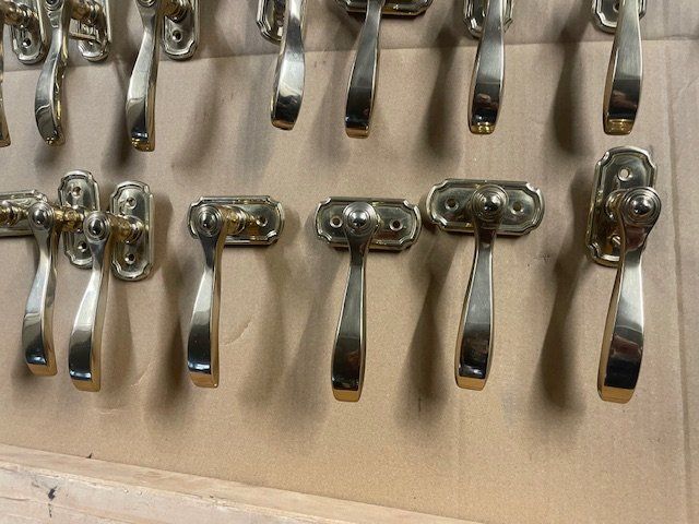 Eisenwaren: Schöne Messing Fenstergriffe – Gebraucht aus Münchwilen TG von Gto3 1