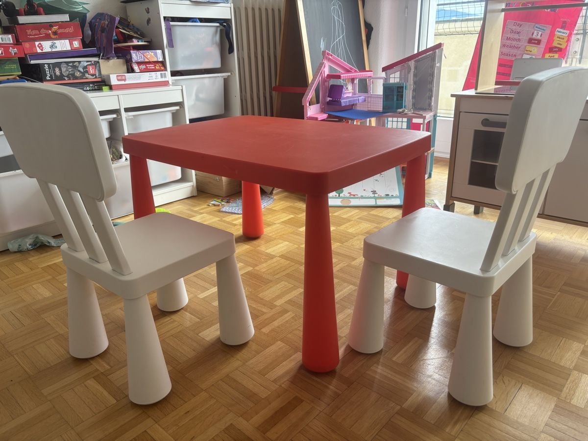 Tavoli: IKEA Kids Table and Chairs  – Usato da Genève venduto da dcl_7j5w